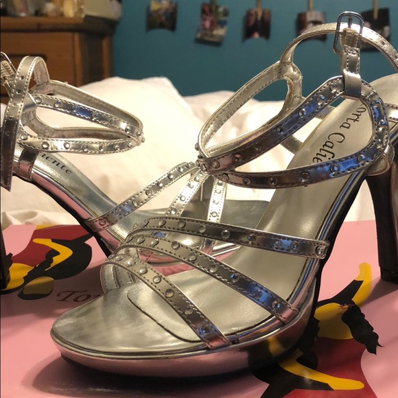 Silver Heels - Picture 1 of 1